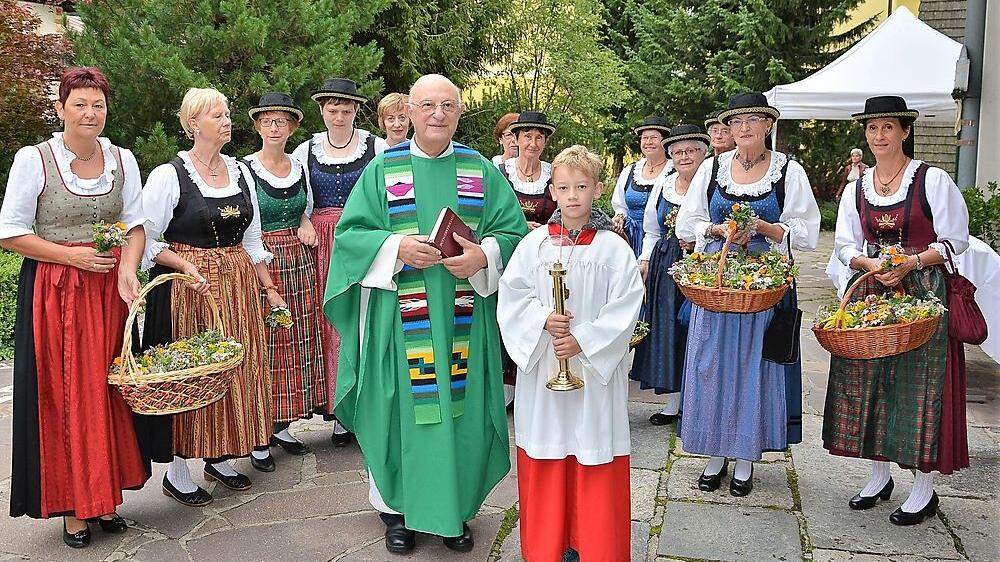 Pfarrer Hugo Schneider im Kreise der Trachtenfrauen Mallnitztal