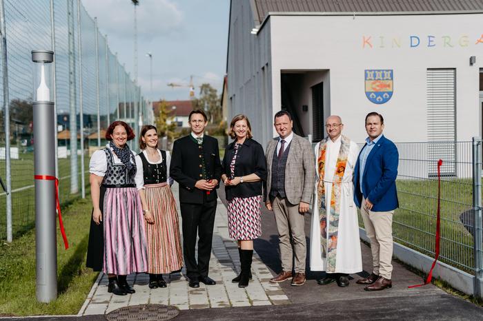 Bei der Eröffnung des neuen Kindergartens empfing Bürgermeister Manfred Sunko (3.v.r.) die Ehrengäste Joachim Schnabel und Barbara Eibinger-Miedl 