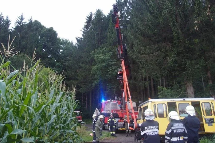 Ein Kranwagen der Feuerwehr barg das Schienefahrzeug.