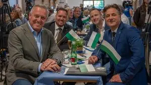 Gute Miene zum bösen Spiel: FPÖ-Chef Mario Kunasek mit dem Grazer Spitzenkandidaten René Apfelknab beim Wahlkampfauftakt. Kurz davor hatte der Landesparteivorstand den Rauswurf zweier Vize-Obleute der Stadtpartei abgesegnet