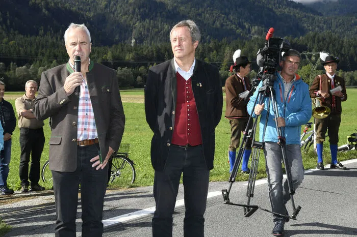Der Initiator der Straßensperre, der Berger Bürgermeister Ferdinand Hueter konnte eine Reihe von Bürgermeistern aus  Oberkärnten und Osttirol bei der Protestaktion begrüßen.