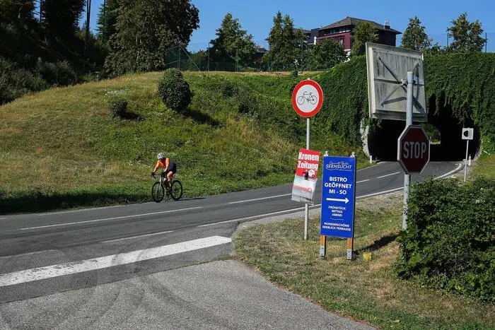 Ein Hobby-Rennfahrer ignoriert das Fahrverbot durch den Tunnel bei Kap Sekirn