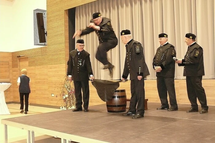 Einer der Höhepunkte: Der erste Ledersprung in Ratten. Angeleitet vom Zeremonienmeister sprangen Museumsführerin Christine Baumgartner und Museumsleiter Franz Mögle sowie die beiden Knappenvereinsmitglieder Harald Göslbauer und Hermann Ziegerhofer über das sogenannte "Arschleder" und wurden somit offiziell in den Bergmannsstand aufgenommen.