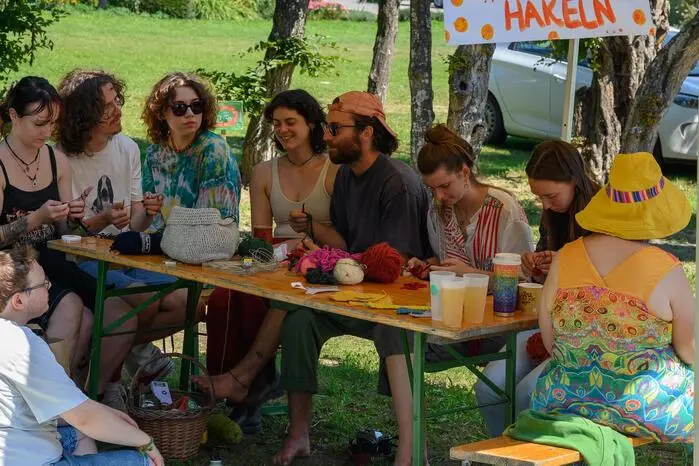Inmitten der besonderen Kulisse des Parks konnten Besucherinnen und Besucher neue Bands entdecken, sich mit Kunstschaffenden austauschen oder selbst kreativ werden