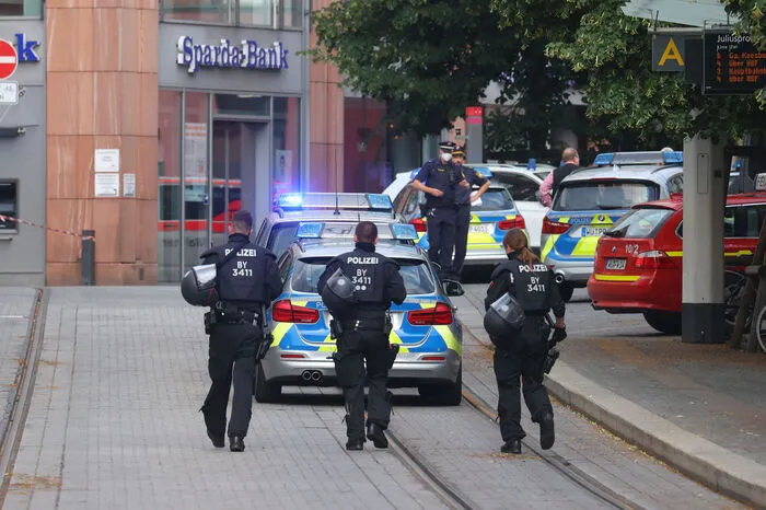 Er habe in Würzburg gelebt, sagte ein Polizeisprecher am Freitagabend vor Ort.