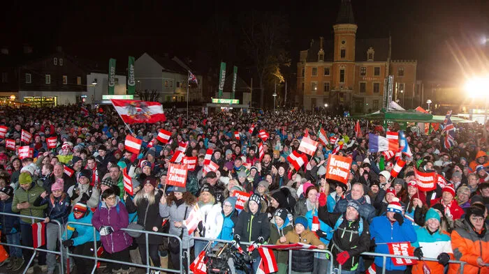 Großer Trubel am Rathausplatz Schladming: Montagabend wurden die Startnummern für den Nachtslalom ausgelost.