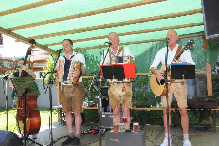Musikalisch sorgten die Zirbitz-Buam mit Petzi für beste Stimmung garniert mit Witz und Humor.