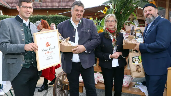 Am Foto von Links: Landesrat Martin Gruber, Bürgermeister Wilfried Mödritscher, Annegret Zarre und Gottfried Bachler.