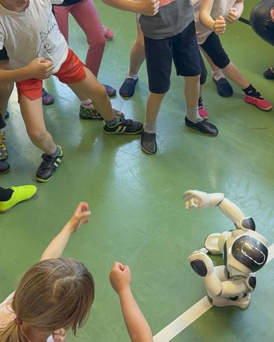 Die Schülerinnen und Schüler turnten die Übungen von Roboter Elias nach
