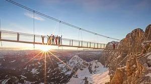 Die Hängebrücke ist eine der Attraktionen am Dachstein