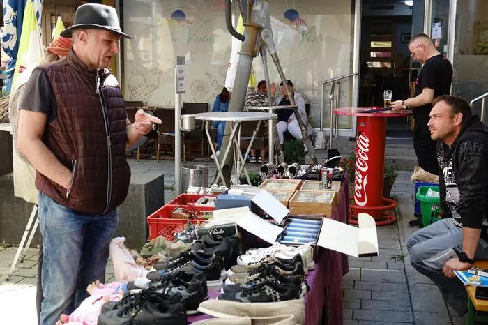 Neben dem Renner, gebrauchte Kleidung für Alt und Jung, gab es auch ein großes Angebot an Geschirr, Nippes, Spielen, Spielzeug, Büchern, Bildern, Handtaschen, Schuhen, Uhren und diversen Gartengeräten.