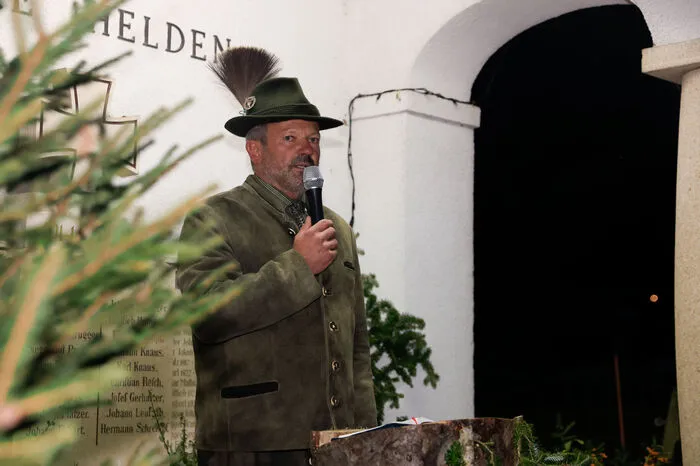 Franz Gerhardter, Obmann der Ortsstelle Rohrmoos des Steirischen Jagdschutzvereins, begrüßte etwa 100 Jägerinnen und Jäger sowie Besucher der Hubertusfeier.