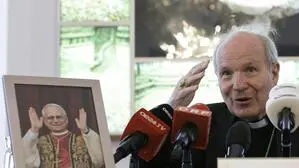 Kardinal Christoph Schnborn bei einem Pressegespräch zur Wahl von Robert F. Prevost zum neuen Papst Leo XIV.