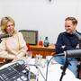 Anna Prinz und Janos Juvan bei der Podcast-Aufnahme im Café Ingeborg