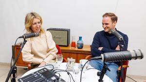 Anna Prinz und Janos Juvan bei der Podcast-Aufnahme im Café Ingeborg