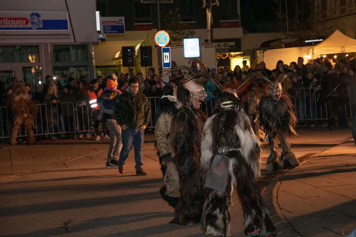 Die Läufer bahten sich ihren Weg durch die gut besuchte Innenstadt.