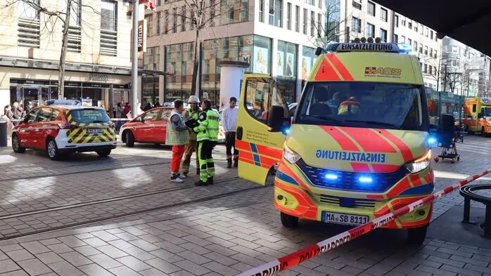  In der süddeutschen Stadt Mannheim ist laut Medienberichten ein Auto in eine Menschenmenge gefahren. 