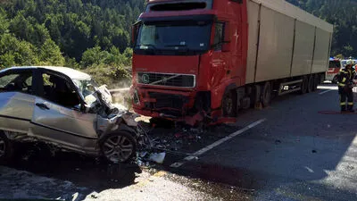 Der Lenker dürfte die Kontrolle über das Fahrzeug verloren haben und kracht Frontal in den Lkw