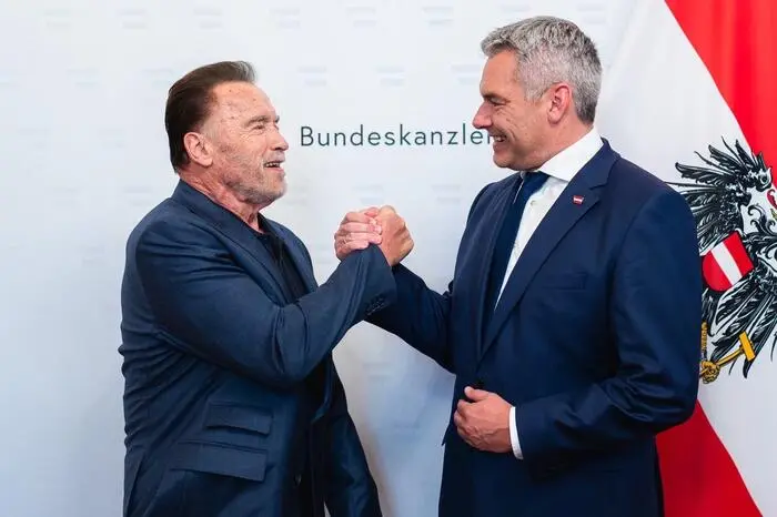 Der gewohnt kräftige Händedruck Nehammers