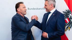 Auch Bundeskanzler Karl Nehammer ließ sich mit dem „Terminator“ ablichten