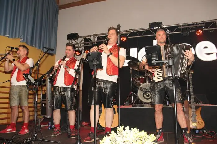 Wie schon in den letzten Jahrzehnten konnten die zahlreichen Gäste eine unvergessliche Ballnacht mit einem abwechslungsreichen Programm genießen.