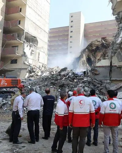Einsatzkräfte nach einem Raketeneinschlag in Teheran 