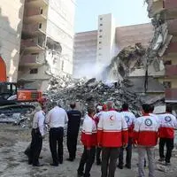 Einsatzkräfte nach einem Raketeneinschlag in Teheran 