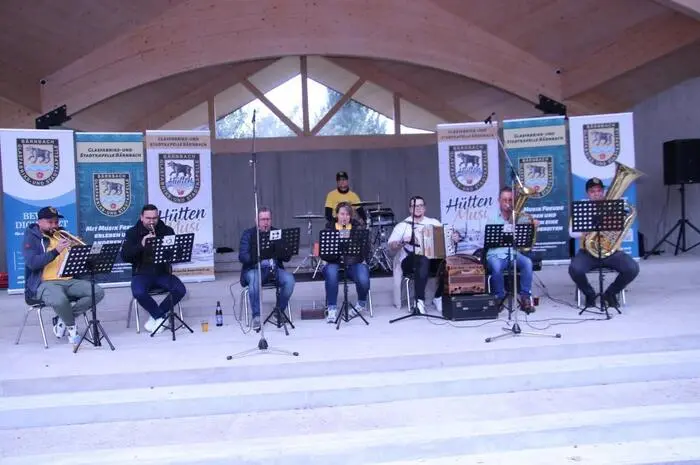Musikalisch unterhielten die Hüttenmusi und Trio Austria.