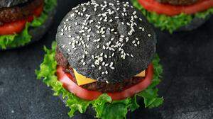 Vor allem in der Halloween-Zeit liegen schwarze Burger  im Trend. Doch die Wissenschaft sieht darin keinen Mehrwert
