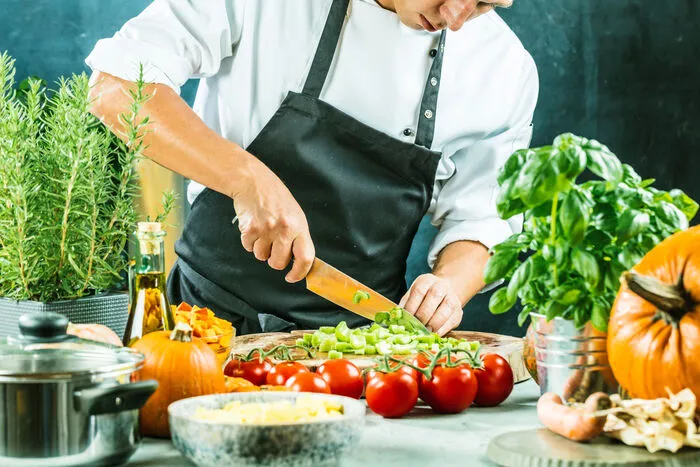 Mit gut geschliffenen Messern schneidet man nicht nur besser und schneller sondern verletzt sich auch viel weniger