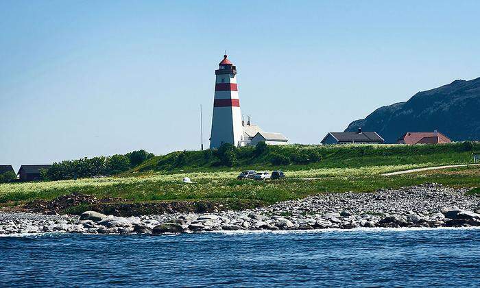 Der Leuchtturm Alnes auf Godøy weist Schiffen den Weg
