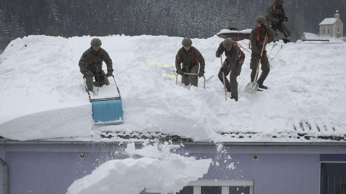 Themenbild - Dächer mussten in den letzten Wochen vom Schnee befreit werden