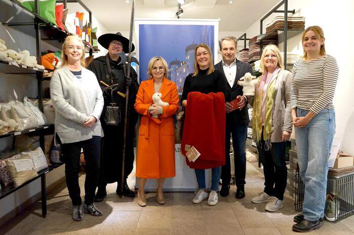 Iris Rampitsch (Stadtmarketing Lienz), Nachtwächter Hannes Rohracher, Bürgermeisterin Elisabeth Blanik, Rebecca Schett von Villgrater Natur (Adventmarkthändlerin), Tourismusverbandsobmann Franz Theurl, Bärbl Ebner (Eltern Kind-Zentrum) und Eva Karre (Obfrau des Sozialausschusses der Stadt Lienz)