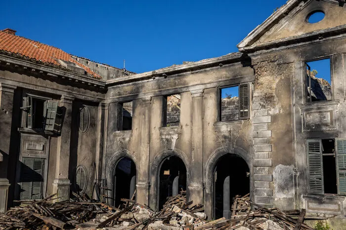 Die Brand- und Explosionsspuren sind neu.