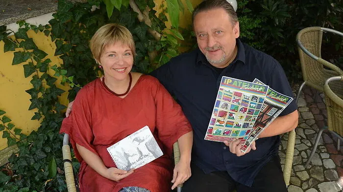 Sabine und Hannes Felgitsch mit Buch und Zeitschrift