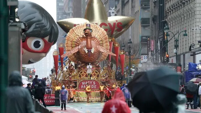 Eine New Yorker Tradition kann auch die Corona-Pandemie nicht stoppen: Bei der jährlichen Thanksgiving-Parade in der US-Ostküstenmetropole sind auch in diesem Jahr große Ballons durch Manhattan geschwebt.