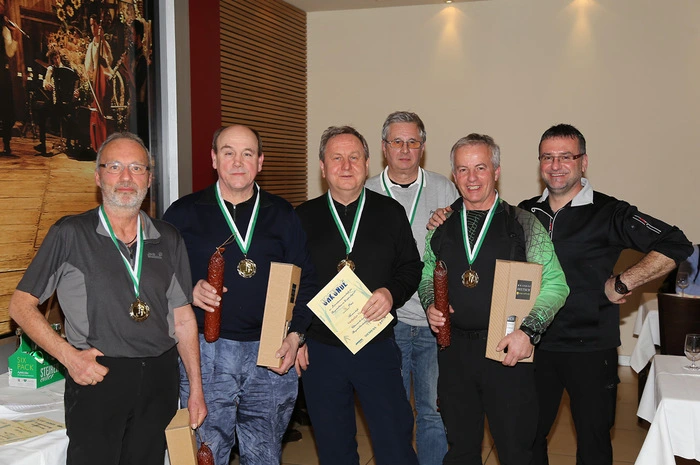 Bronze konnte sich das „Siemens-Verteiler-Team" mit Heinz Kalcher, Walter Wasilewsky, der auch die Siegerehrung moderierte, Franz Loder, Dismas Höbling, Friedrich Winter und Albert Weitzer erspielen.