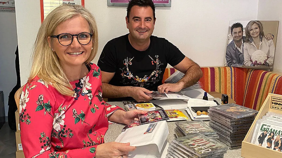 Andreas und Petra Hinker beim Verschicken der CDs
