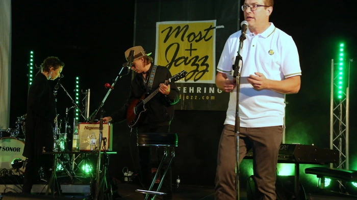 „Für uns war nie die Frage ob wir Most und Jazz veranstalten, sondern wie“, betonte Organisator Peter Wendler am ersten Tag auf der Festivalbühne am Fehringer Hauptplatz.
