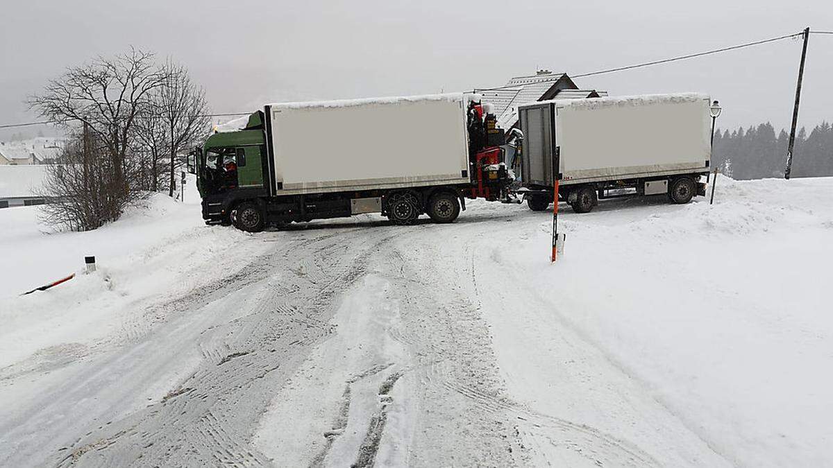 Lkw stand quer über die L117