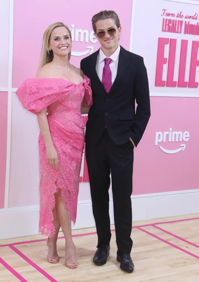 Reese Witherspoon hat auch ihren Sohn Deacon (22) mit auf den roten Teppich genommen.
