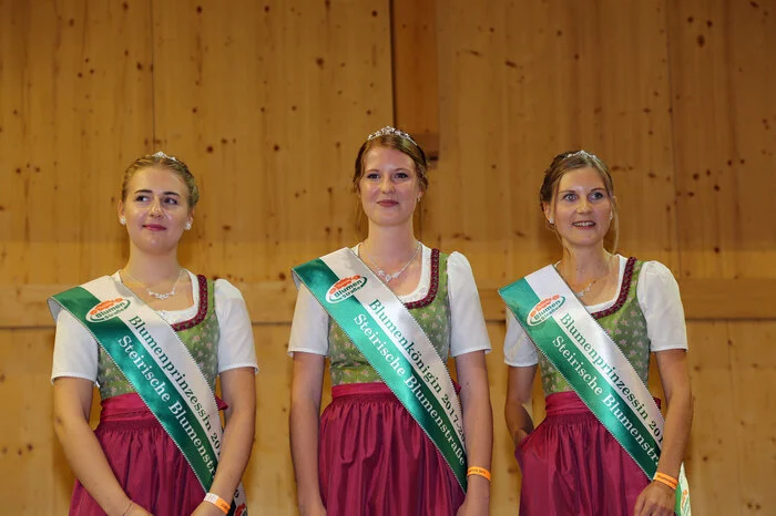 In der SOMA Halle wurden auch die neuen Blumenhoheiten gekürt. Die beiden Prinzessinnen Michaela Gaugl aus Mönichwald und Kathrin Karelly aus Fischbach sowie die Blumenkönigin aus Falkenstein werden in den nächsten zwei Jahren alles rund um die Blumenstraße repräsentieren.
