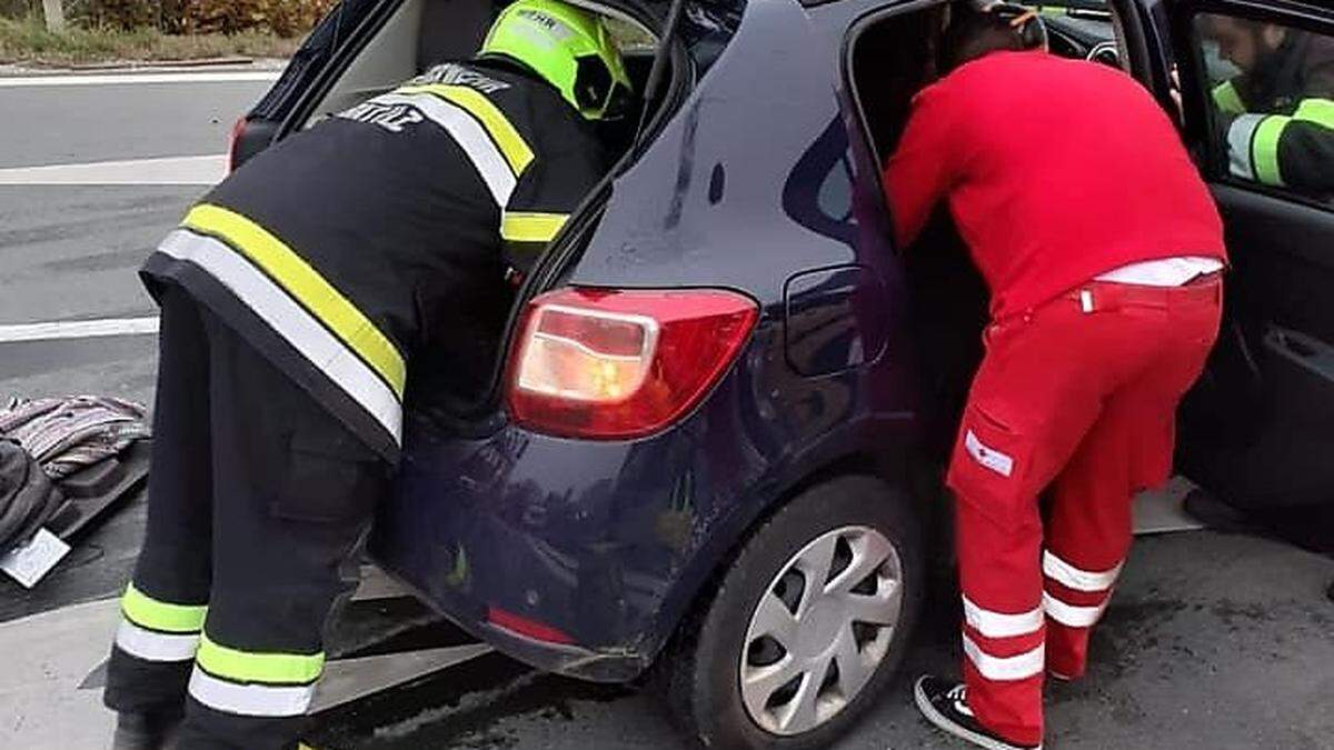 Eine Verletzte musste mit Unterstützung der Feuerwehr aus dem Fahrzeug befreit werden