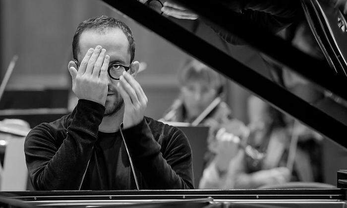 Igor Levit, der kürzlich einen 16-stündigen Satie-Marathon im Netz hinlegte, spielt ab 2. August an acht Abenden alle 32 Klaviersonaten von Beethoven.