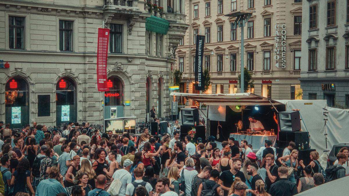 Bei den ersten Rave-Demos war der Hauptplatz schon gut gefüllt