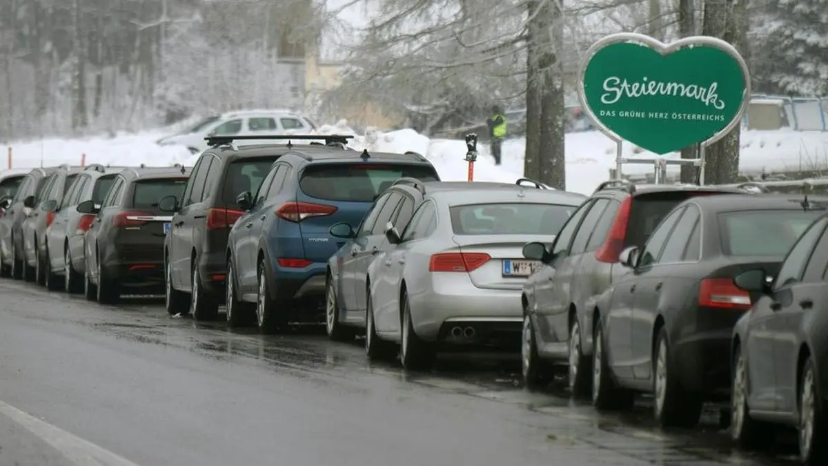 ABD0006_20210106 - SEMMERING - ÖSTERREICH: ZU APA0284 VOM 5.1.2021 - Der anhaltende Ansturm auf den Semmering führt laut Mobilfunkbewegungsdaten dazu, dass sich zu Spitzenzeiten mehr als 4.000 Menschen auf dem Pass aufhalten. Im Bild: Parkende Autos heute Mittwoch , 06. Jänner 2021 auf der Bundesstraße zum Semmering. - FOTO: APA/HERBERT PFARRHOFER
