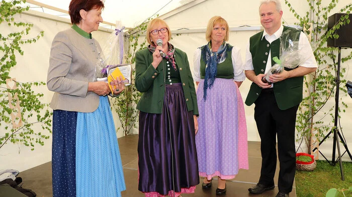 Geschenke gab es vom "Erherzog-Johann-Chor Straß" aus der Südsteiermark für den "Gemischten Chor Zweinitz".
