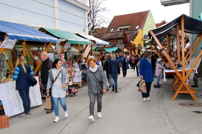 Angeboten wurde - hauptsächlich in Hinblick auf das bevorstehende Osterfest - alles, was das Herz begehrt. Vom wohlduftenden Osterfleisch, Brot, Eier, Bastelarbeiten bis hin zu den begehrten Palmbuschen.