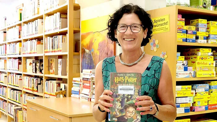 Birgit Ferstl in der Stadtbüchrei Gleisdorf mit dem Dauerbrenner Harry Potter