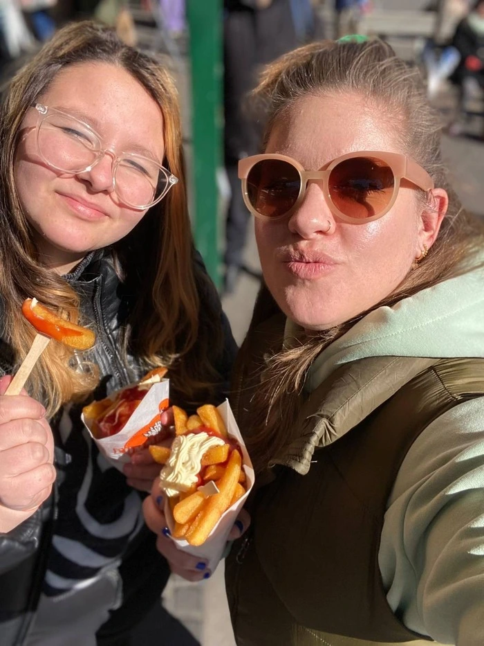 Selina und Uli beim Pommesessen